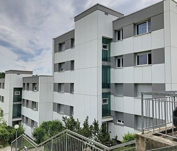 Large 4½-room apartment close to public transportation and shopping... - Photo 1