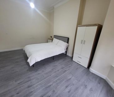 8 bedroom semi-detached house to rent - Photo 6