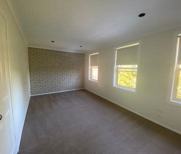 FAMILY SIZED SUBURBAN TOWNHOUSE - Photo 3