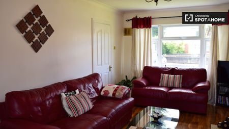 Great room in 3-bedroom apartment in Tallaght, Dublin - Photo 3
