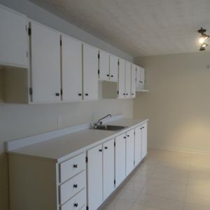 BEAU 4 12 - LIBRE 1er DÉCEMBRE - IMMEUBLE CALME - PRÈS DE TOUS LES SERVICES - Photo 2