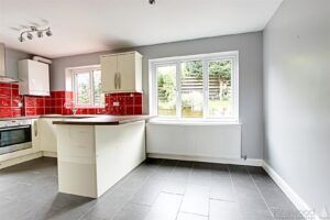 3 BEDROOM House - Detached - Photo 4