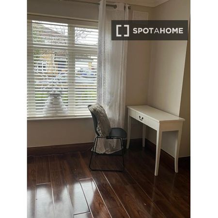 Modern room for rent in 5-bedroom house, Woodstown Village - Photo 4