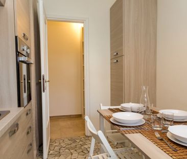 Elegant private room located on Via Maniago - Photo 5