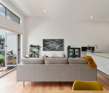 Light filled, contemporary family home - Photo 3