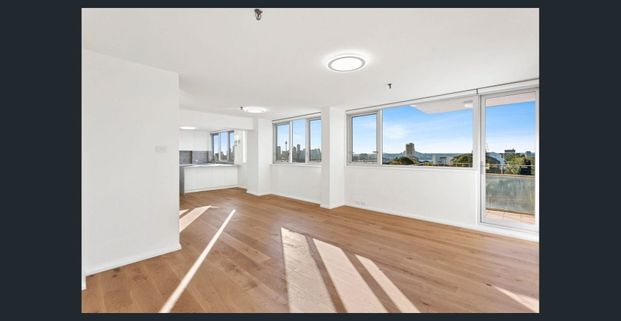 Stylish Woollahra Apartment with Harbour Views and Parking - Photo 1