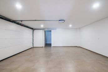 Moradia T6 de arquitetura moderna inserida no Golfe de Oeiras