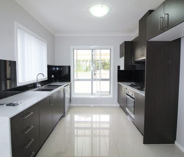 Modern 3 Bedroom Townhouse - Walking Distance from Train Station, B... - Photo 5