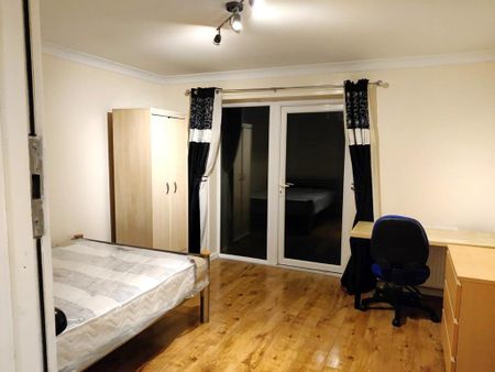 4 bedroom semi-detached house to rent - Photo 3