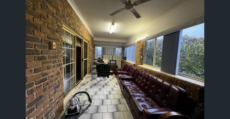 Spacious 2-Bedroom Apartment with Loft – Prime Ettalong Location - Photo 4