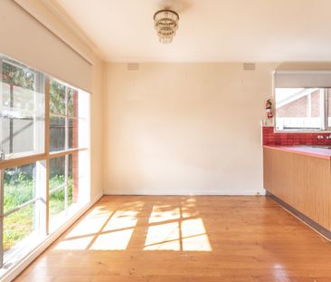 Delightful Family Home in Convenient Deer Park Location! - Photo 3