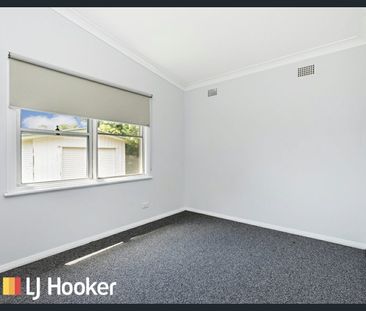 Spacious Three Bedroom Home with High Ceilings - Photo 5