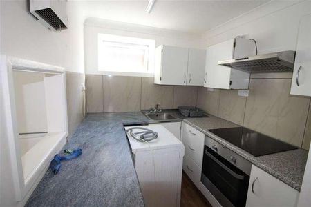 Manor Park House, Bullar Road, Southampton, SO18 - Photo 2