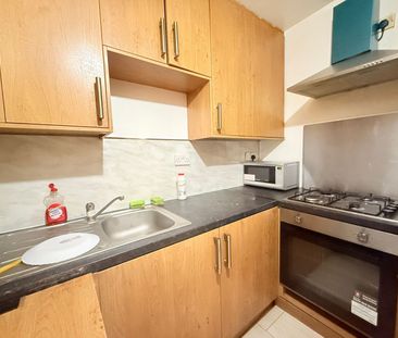 Ensuite room close to ilford station - ideal for single working person - Photo 6