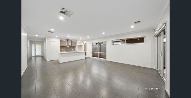 Stylish & Contemporary Family Home in Prime Williams Landing Location - Photo 1