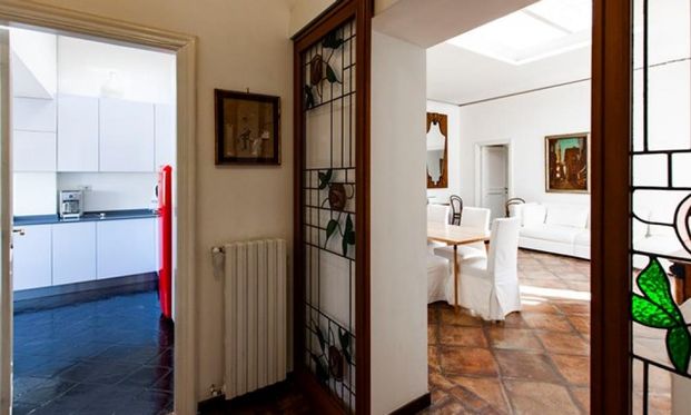 Attic-Monti: Spacious, furnished 3 Bedroom, 2 bath, living room, dining room, study and large panoramic terrace. Bright, silent, located in well kept Palazzo d’Epoca with elevator and doorman. Near transport and Metro. - Photo 1
