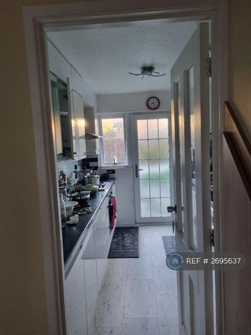 3 bedroom detached house to rent - Photo 2