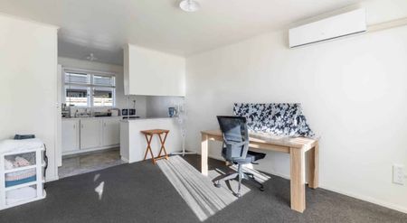 Prime position in Central Mt Wellington 1 Bedr... - Photo 5
