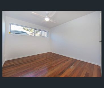 Modern Spacious Townhouse, East of Oxley 350m to the beach - Photo 3