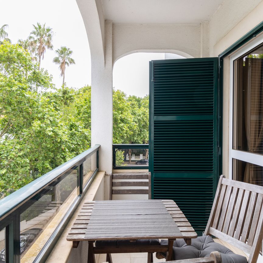 Two bedroom apartment with garden view in the heart of Monte Estoril - Photo 1