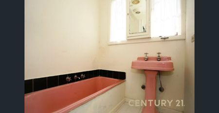 Freshly Painted & Quiet Court Location in a prime spot! - Photo 2