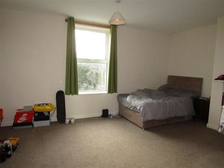 4 bedroom flat to rent - Photo 4