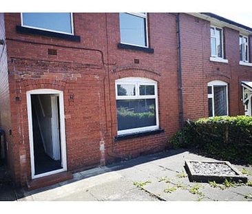 4 bedroom 1 bathroom 1 kitchen with garden in Bury - Photo 3