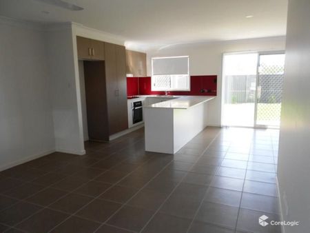 Stylish Townhouse in Coomera – Contemporary Living in a Prime Location - Photo 5