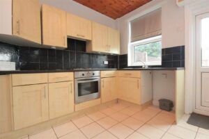 3 BEDROOM House - Terraced - Photo 3