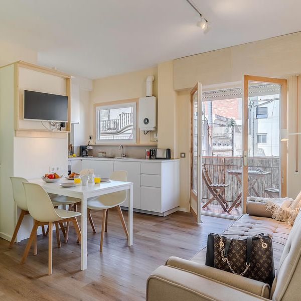 Cosy 3-Bedroom Apartment with Balcony in Gràcia - Photo 1