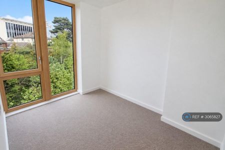 2 bedroom flat to rent - Photo 2