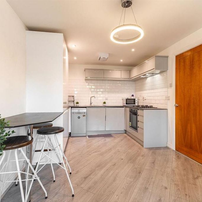 3 bedroom flat to rent - Photo 1