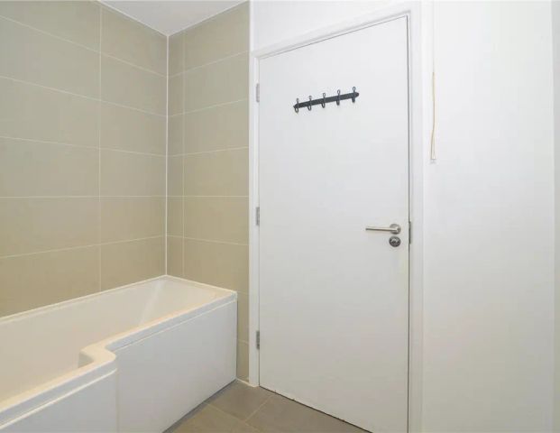 1 bedroom flat in London - Photo 1