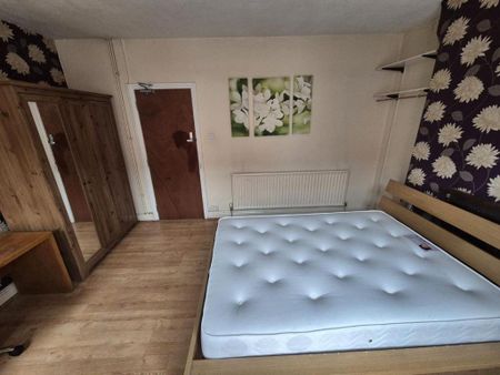 1 bedroom in a house share to rent - Photo 3