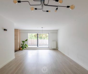 Verzorgd 2 slaapkamer appartement met ruim terras en autostaanplaats - foto 1