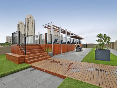 MDOERN, LIGHT & SUNNY 1 BEDROOM LOFT-STYLE SECURITY APARTMENT - Photo 2