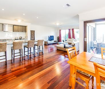 LARGE FAMILY HOME AWAITS! - Photo 3