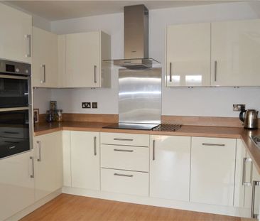 Part furnished apartment in the heart of the town centre just off t... - Photo 5