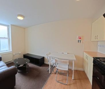 3 bedroom end of terrace house to rent - Photo 2