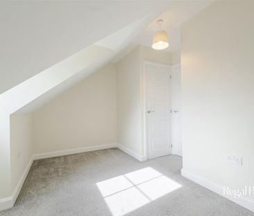 4 bedroom semi-detached house to rent - Photo 5