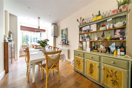 A charming, period family home conveniently situated in an attractive private road in Tunbridge Wells. - Photo 4