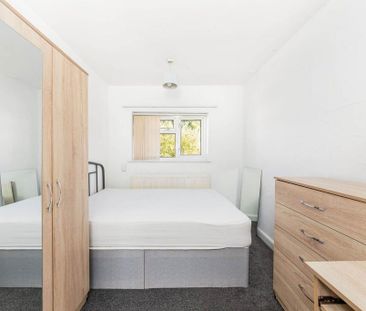 4 bedroom end of terrace house to rent - Photo 2