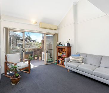 Split level loft style apartment - Photo 2