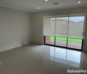 Splendid 3Br Family Home in Habitat, Tarneit! - Photo 1