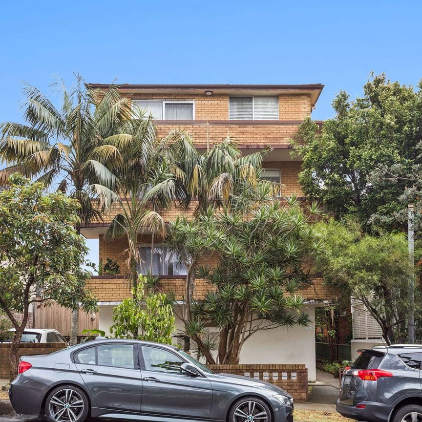 Top-Floor Apartment with Sweeping Valley Views in Prime Location - Photo 1