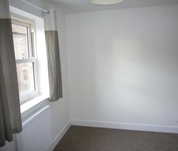 3 bedroom end of terrace house to rent - Photo 2