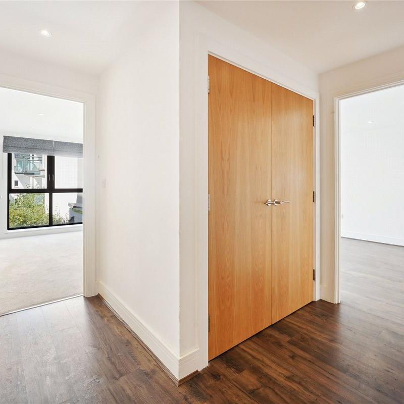 2 bedroom flat in London - Photo 1