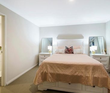 Bright & Spacious 3-Bedroom Townhouse with Study - Photo 3