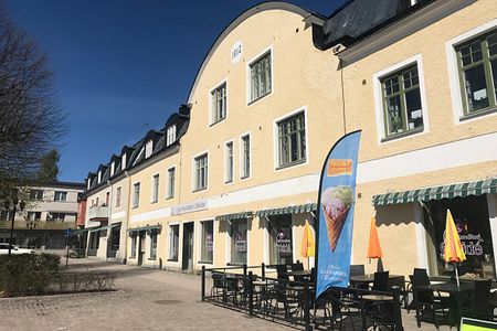 Stor, fin sekelskiftestrea med högt i tak två trappor upp - Foto 3