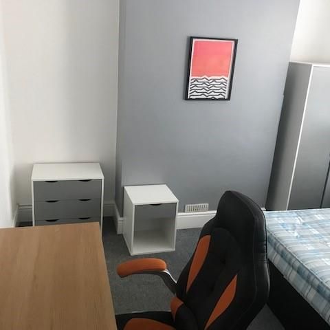 4 bedroom private hall to rent - Photo 1
